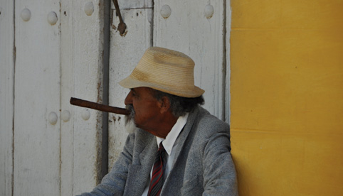Cubanen die nog sigaren roken? Vergeet 't! dat is alleen voor de toeristenfoto's.