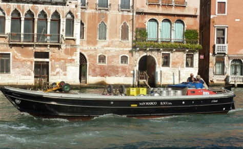 een van de vele transportboten in Venetië