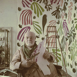 Matisse met zijn grote schaar en La péruche etc. achter hem